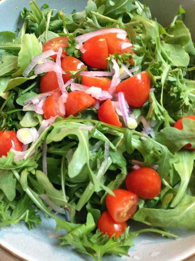 insalata di pomodori ciliegia piccanti