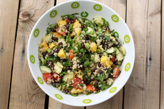 insalata di quinoa con avocado e mango