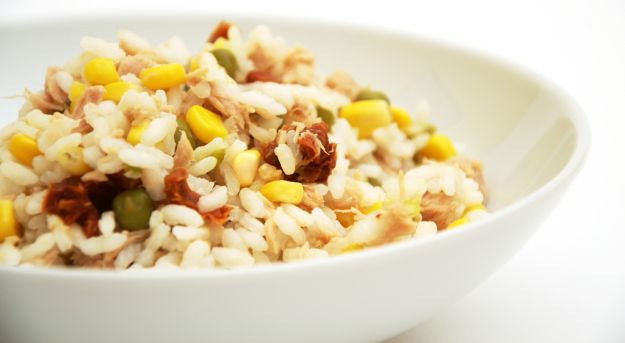Insalata di riso con pollo e sedano
