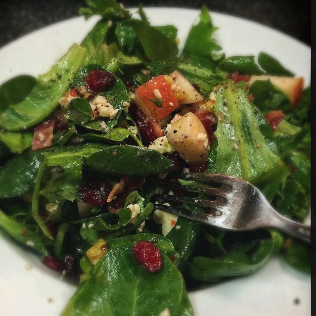 Insalata di spinaci, pancetta e mela