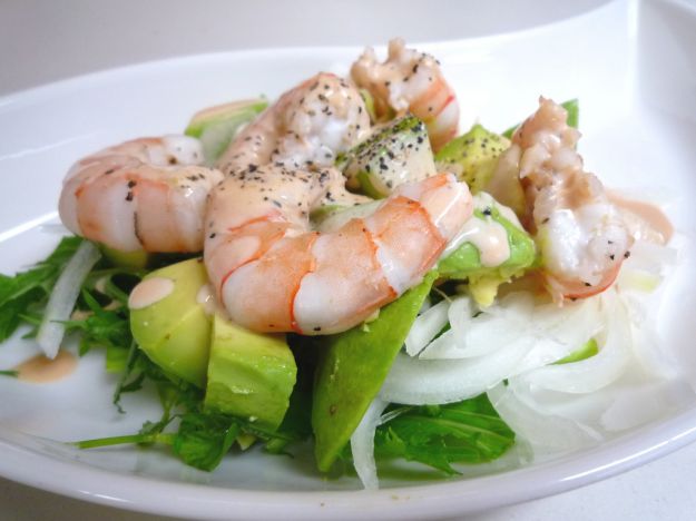 Insalata con gamberetti e avocado in coppetta