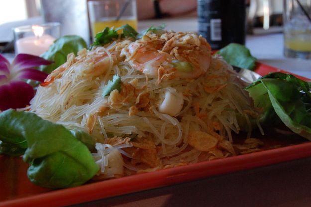 Noodles al pesto di noccioline con gamberi