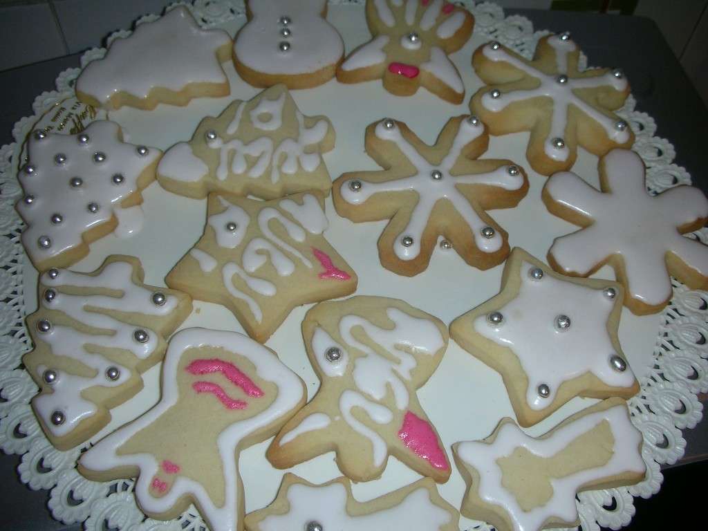 Biscotti di Natale con glassa bianca