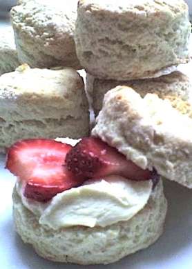 scones con fragole e panna