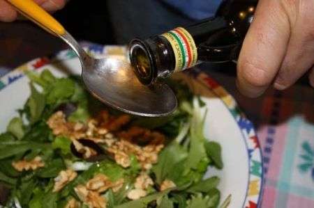 versate l'olio di noci