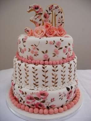 torta compleanno decorata con rose