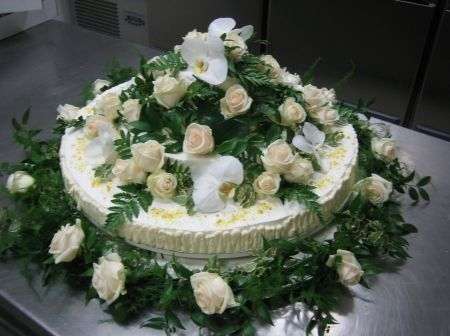 torta decorata con rose fresche