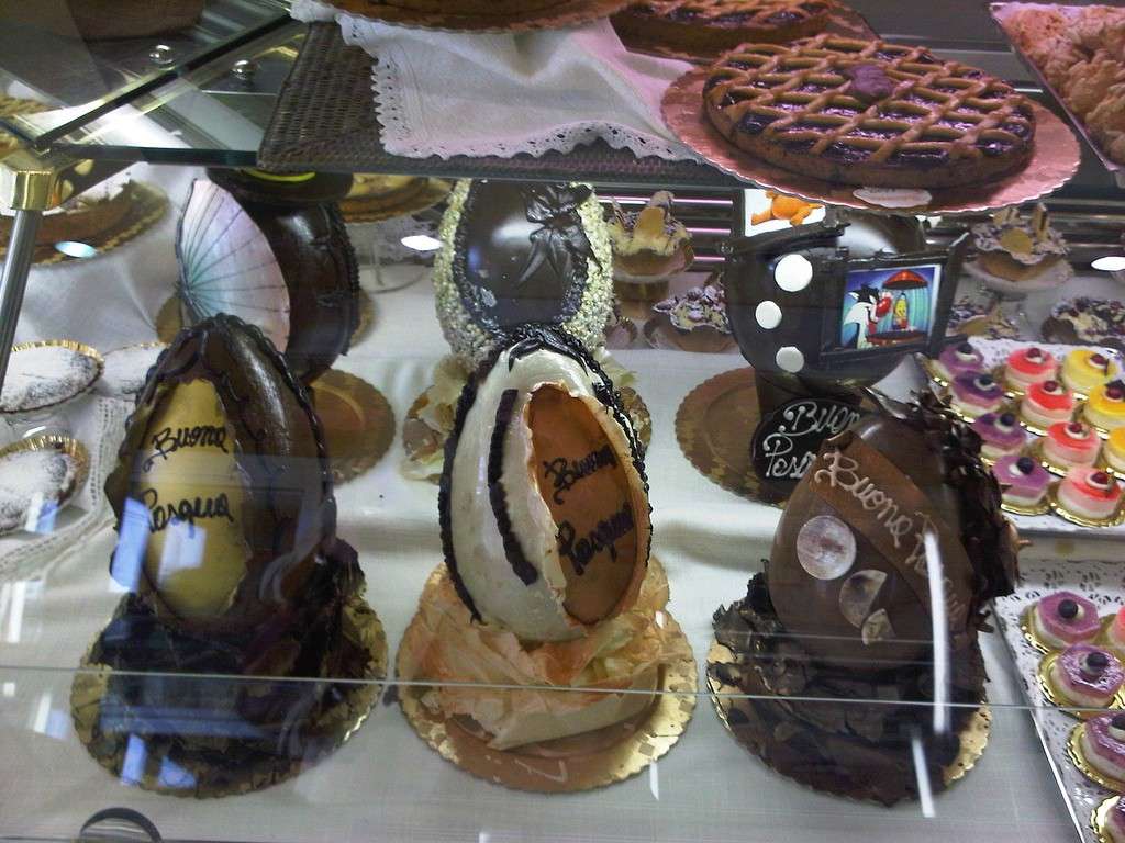 Uova di cioccolato decorate