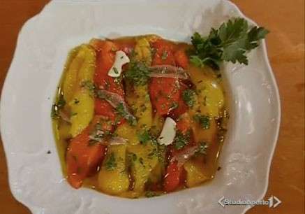 Cotto e mangiato peperoni arrostiti