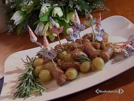 Cotto e mangiato salsiccia con acini d'uva