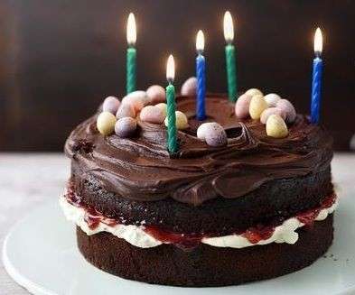 Cioccolato, panna e marmellata per torta di compleanno