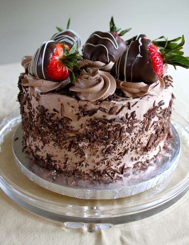 Fragole come decorazioni per la torta al cioccolato