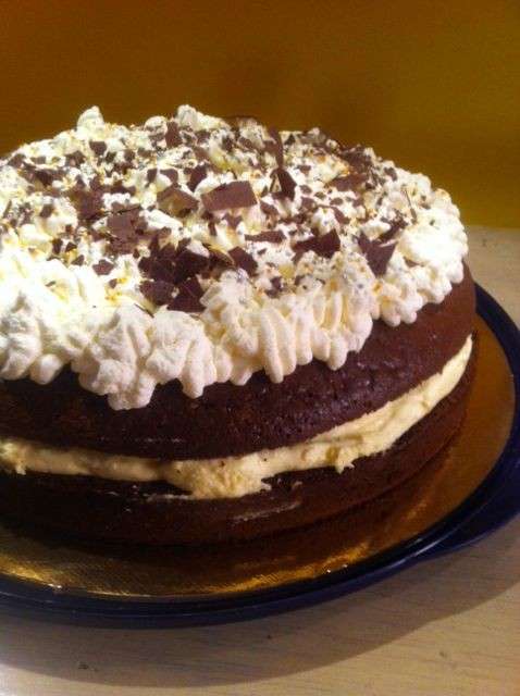 Pan di spagna al cioccolato con crema chantilly