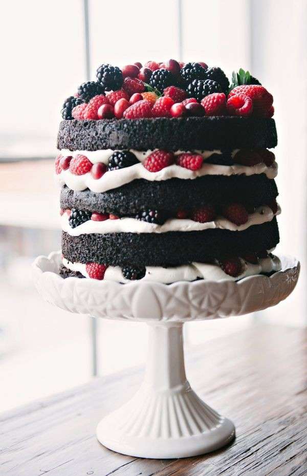 Torta al cioccolato con more e lamponi