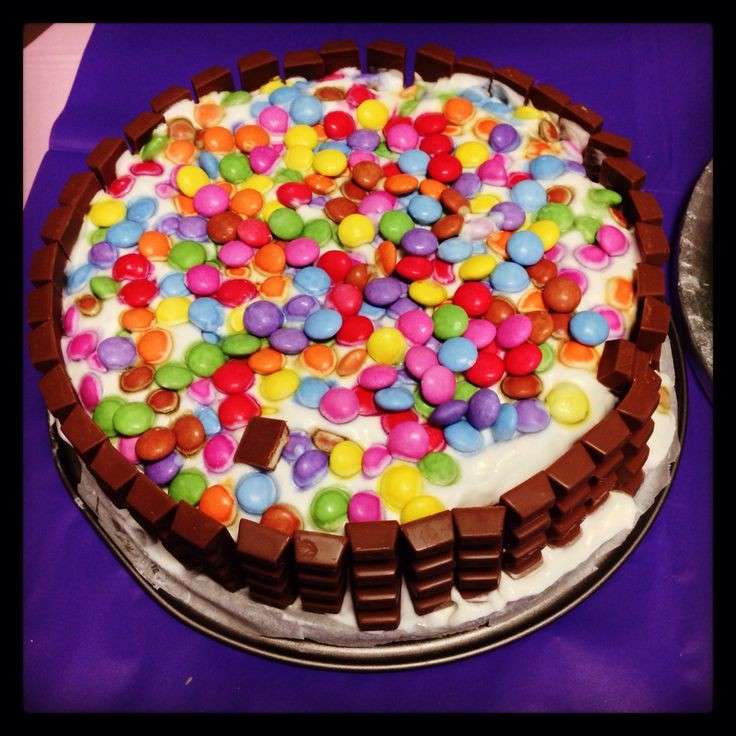 Torta al cioccolato smarties e kit kat