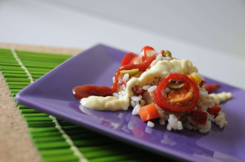 Insalata di riso con maionese e ketchup