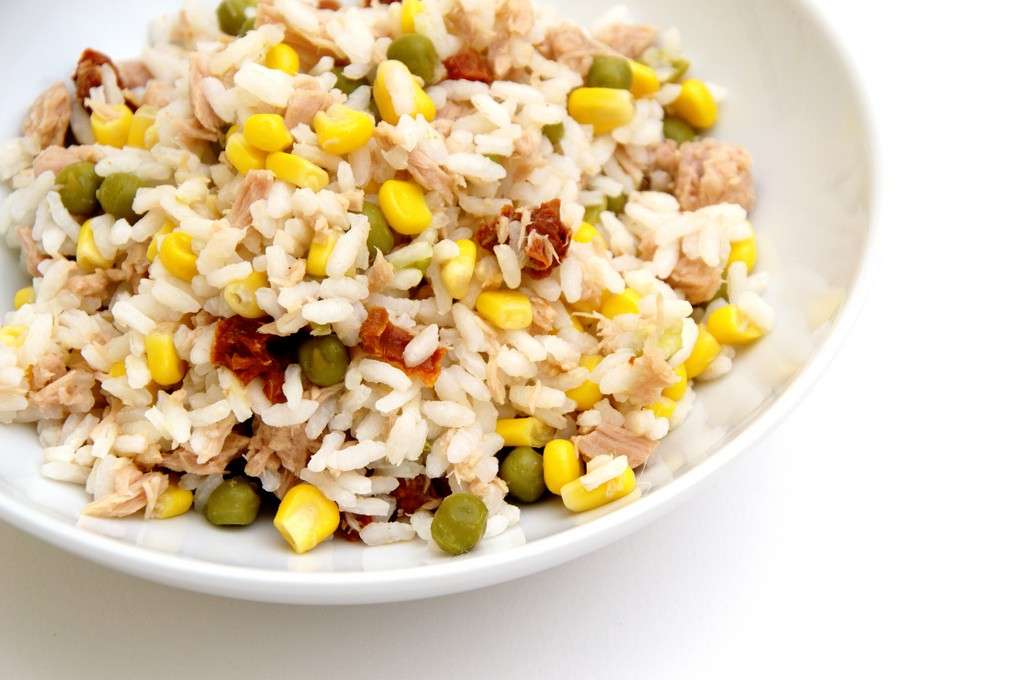 Insalata di riso con tonno e mais