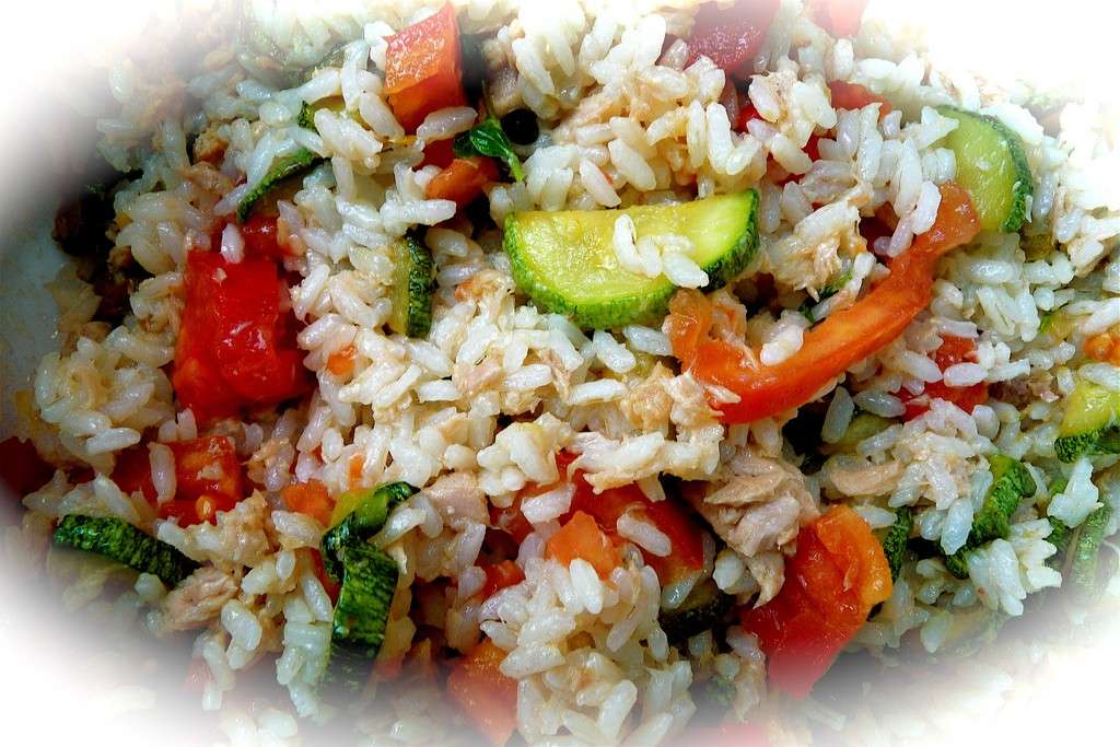 Insalata di riso con zucchine e peperoni