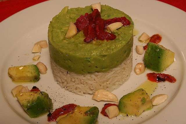 Insalata di riso e avocado con mandorle e ricci di mare
