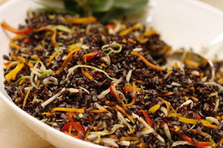 Insalata di riso nero con verdure
