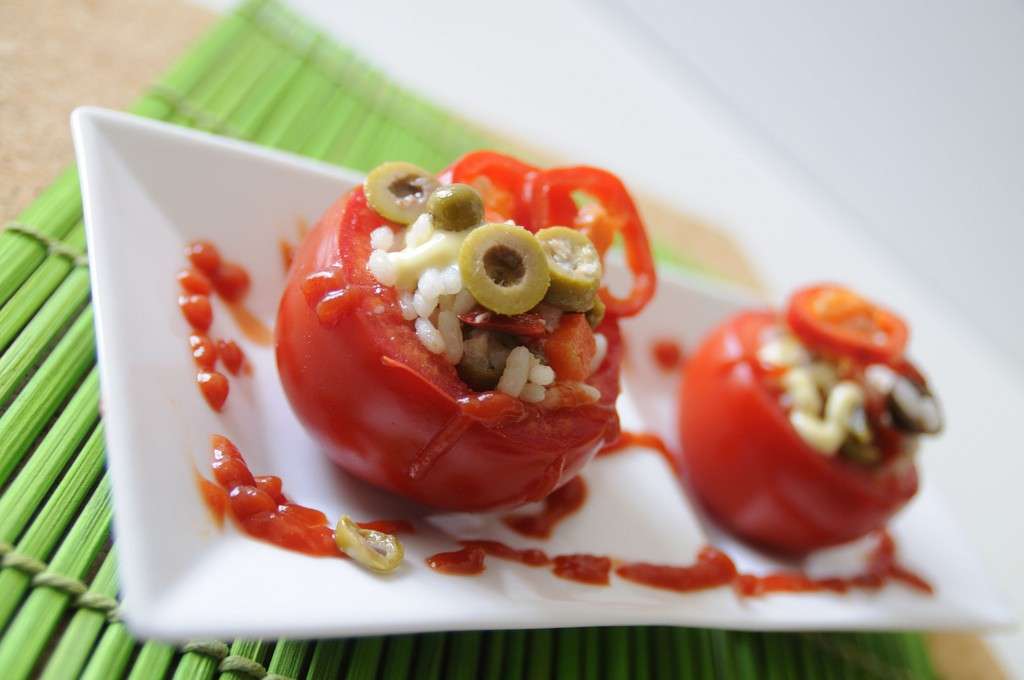 Pomodori usati come ciotole per insalata