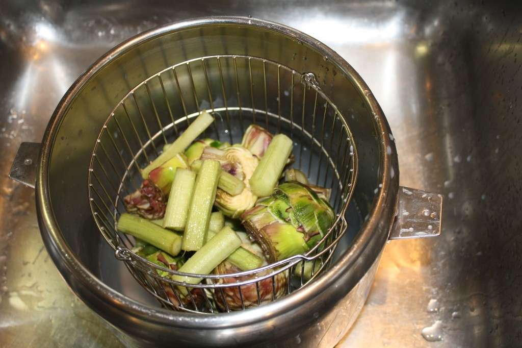 Cuocete i carciofi a vapore