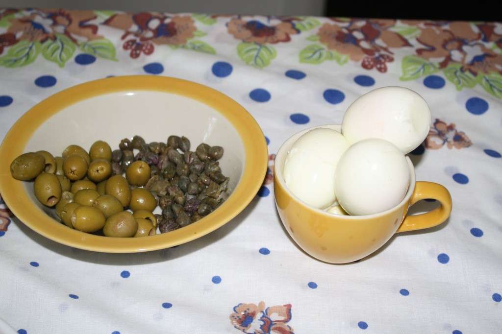 Uova sode, capperi e olive