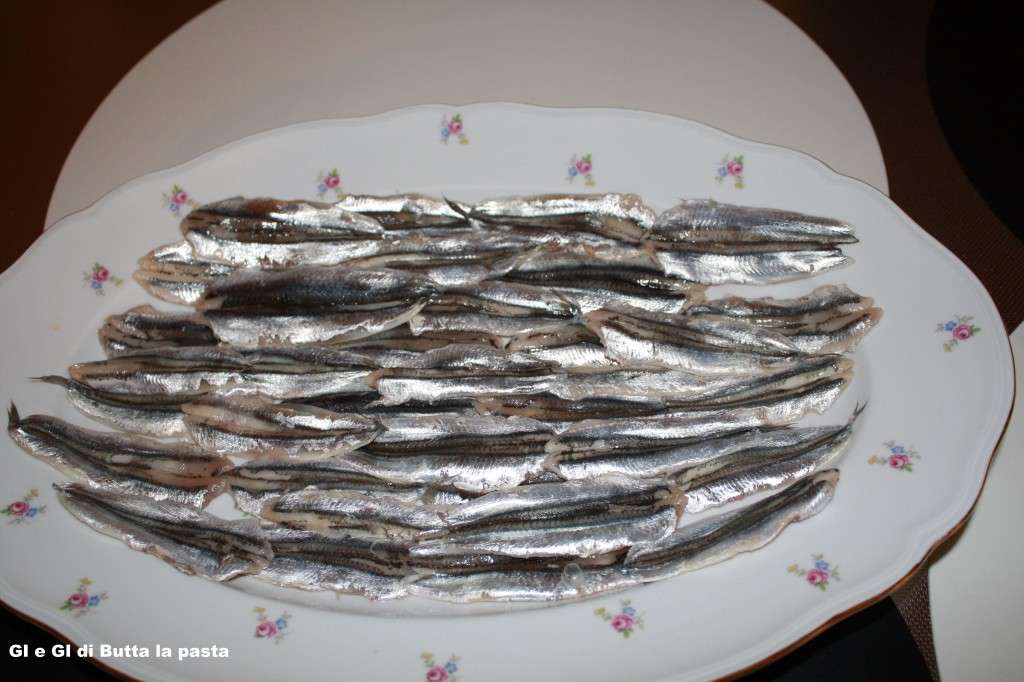 Alici marinate su piatto da portata