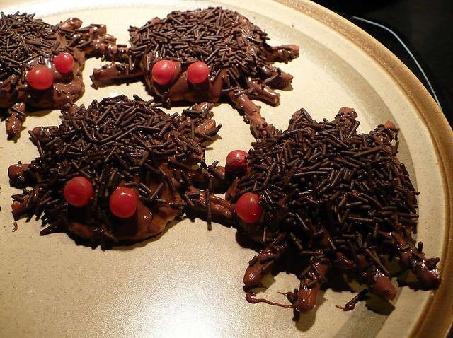 Biscotti ragno decorati con codette