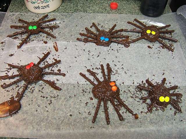 Biscotti ragno ricoperti di cioccolato