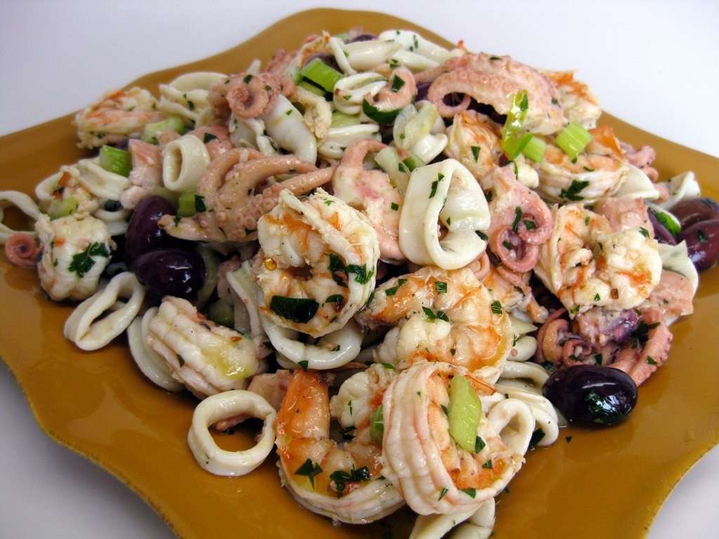 Ricette Vigilia di Natale: insalata di mare con olive
