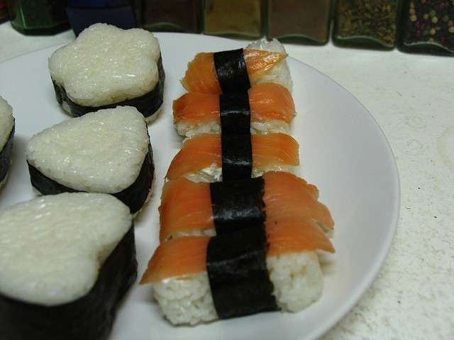 Ricette Vigilia di Natale: sushi di salmone affumicato