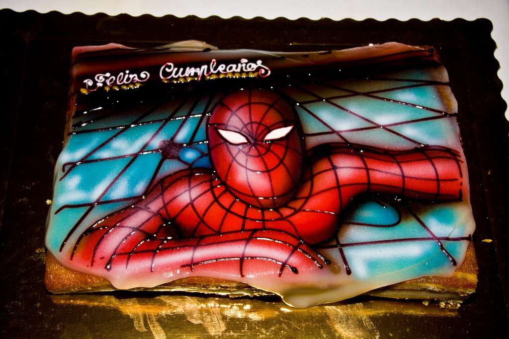 Torta spiderman con pasta di zucchero