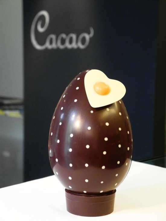 Uovo di Pasqua con l'uovo