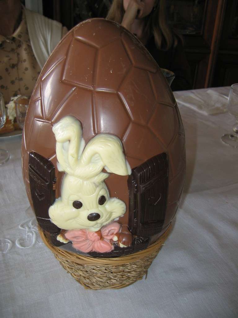 Uovo di Pasqua decorato con il coniglietto