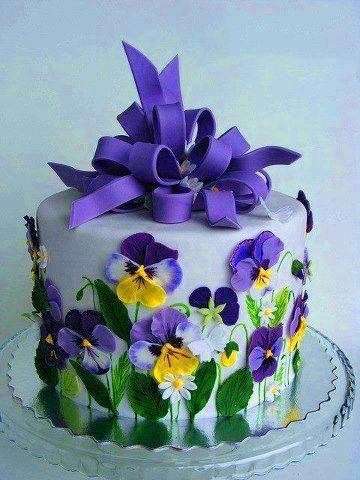 Torta con i fiori: le viole del pensiero