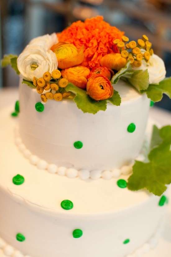 Torta con i fiori a pois