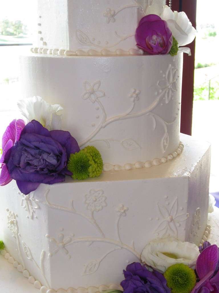 Torta con i fiori a tre piani