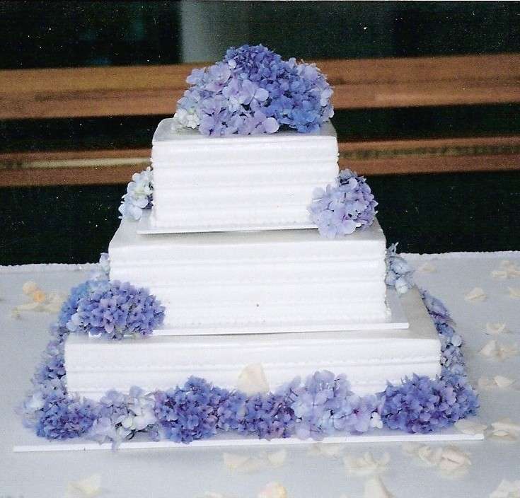 Torta con i fiori azzurri