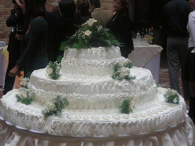 Torta con i fiori bianchi