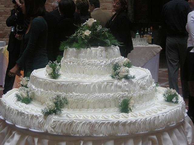 Torta con i fiori bianchi