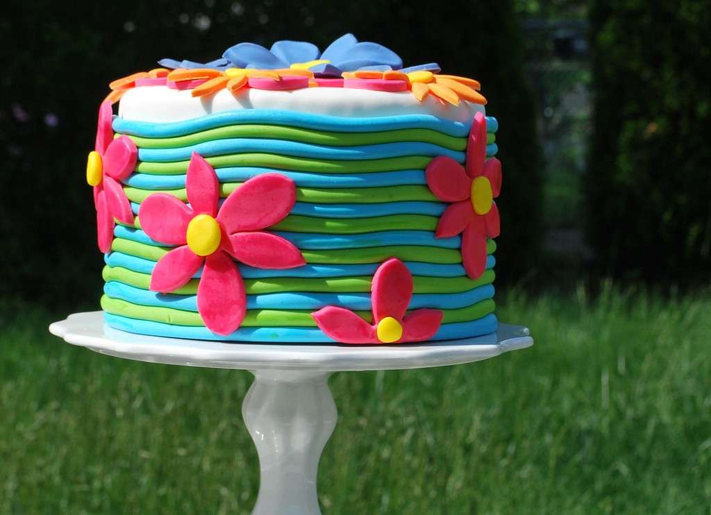 Torta con i fiori con la pasta di zucchero