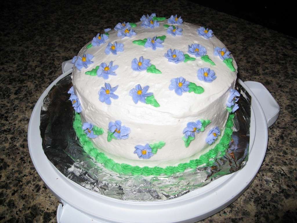 Torta con i fiori di crema al burro
