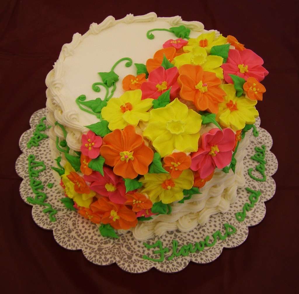 Torta con i fiori di glassa reale