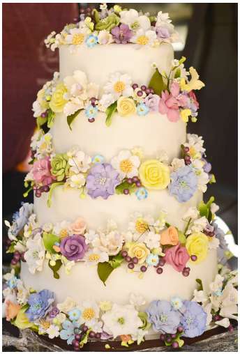 Torta con i fiori di zucchero