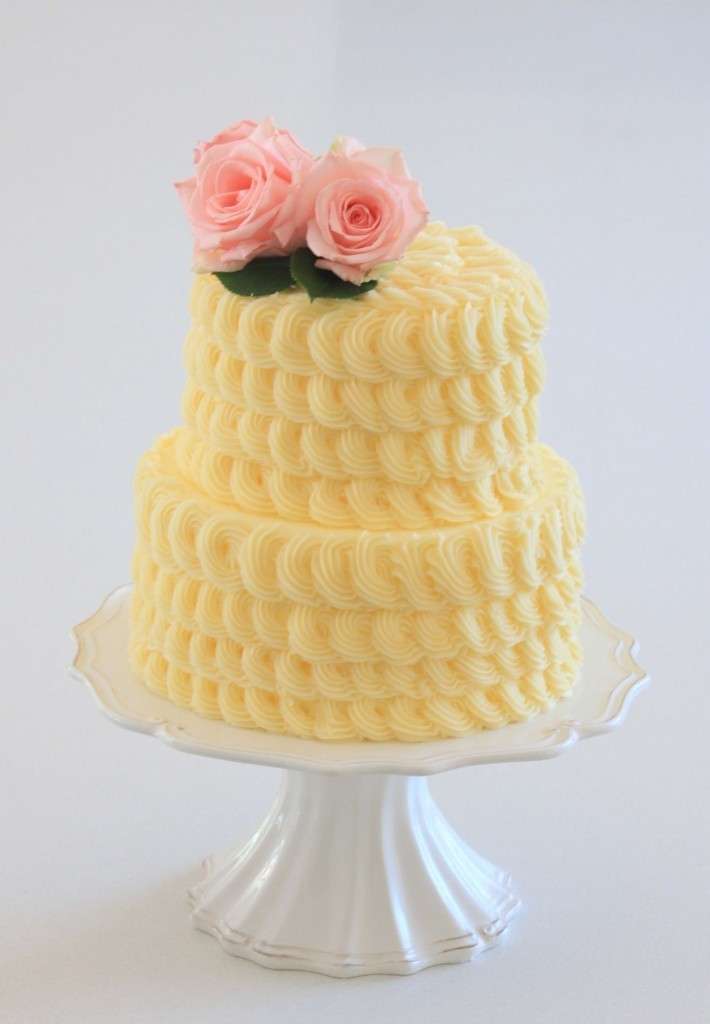 Torta con i fiori e crema al burro