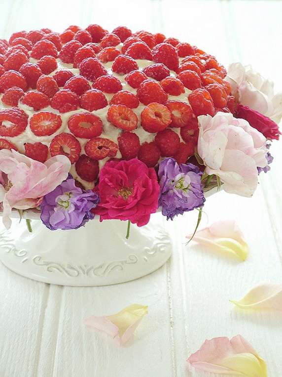 Torta con i fiori e i lamponi
