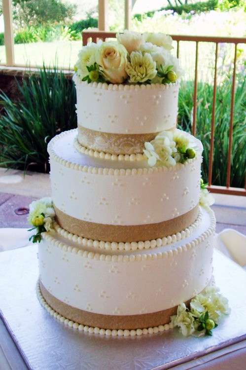 Torta con i fiori e nastri