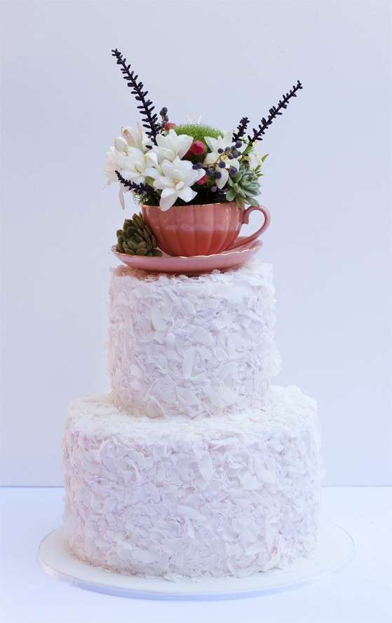 Torta con i fiori freschi facile
