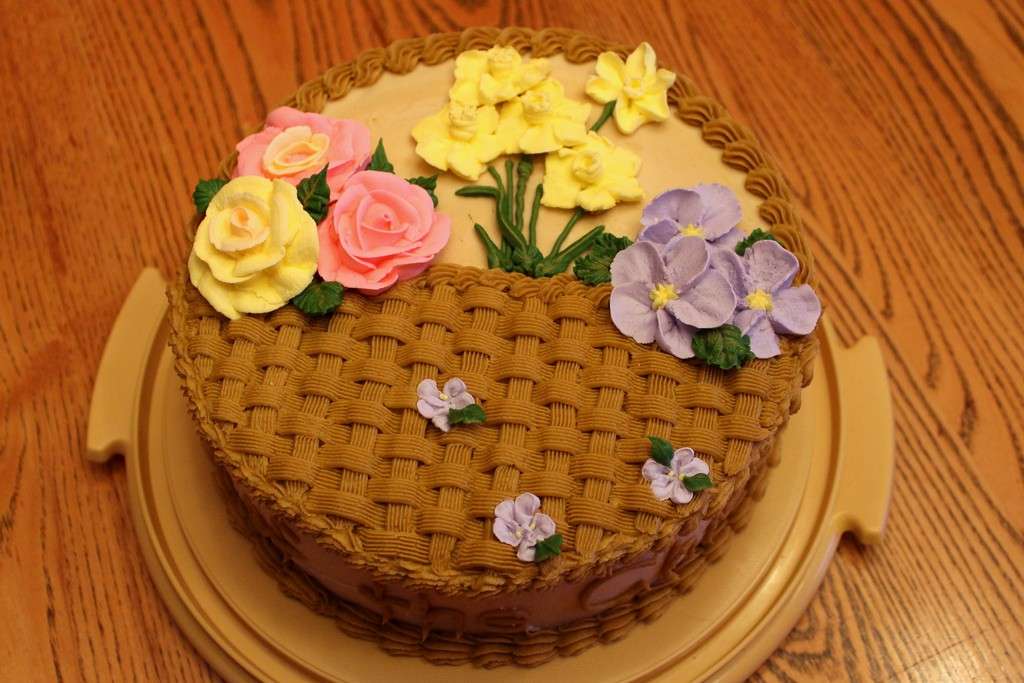 Torta con i fiori nel cestino